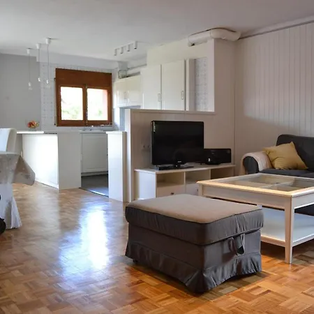 Amplio Con Piscina En Llivia